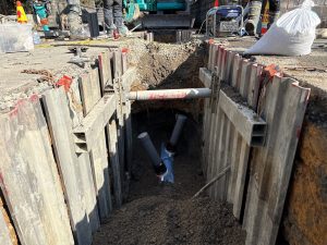 その４-写真４　開削部施工状況（管布設）